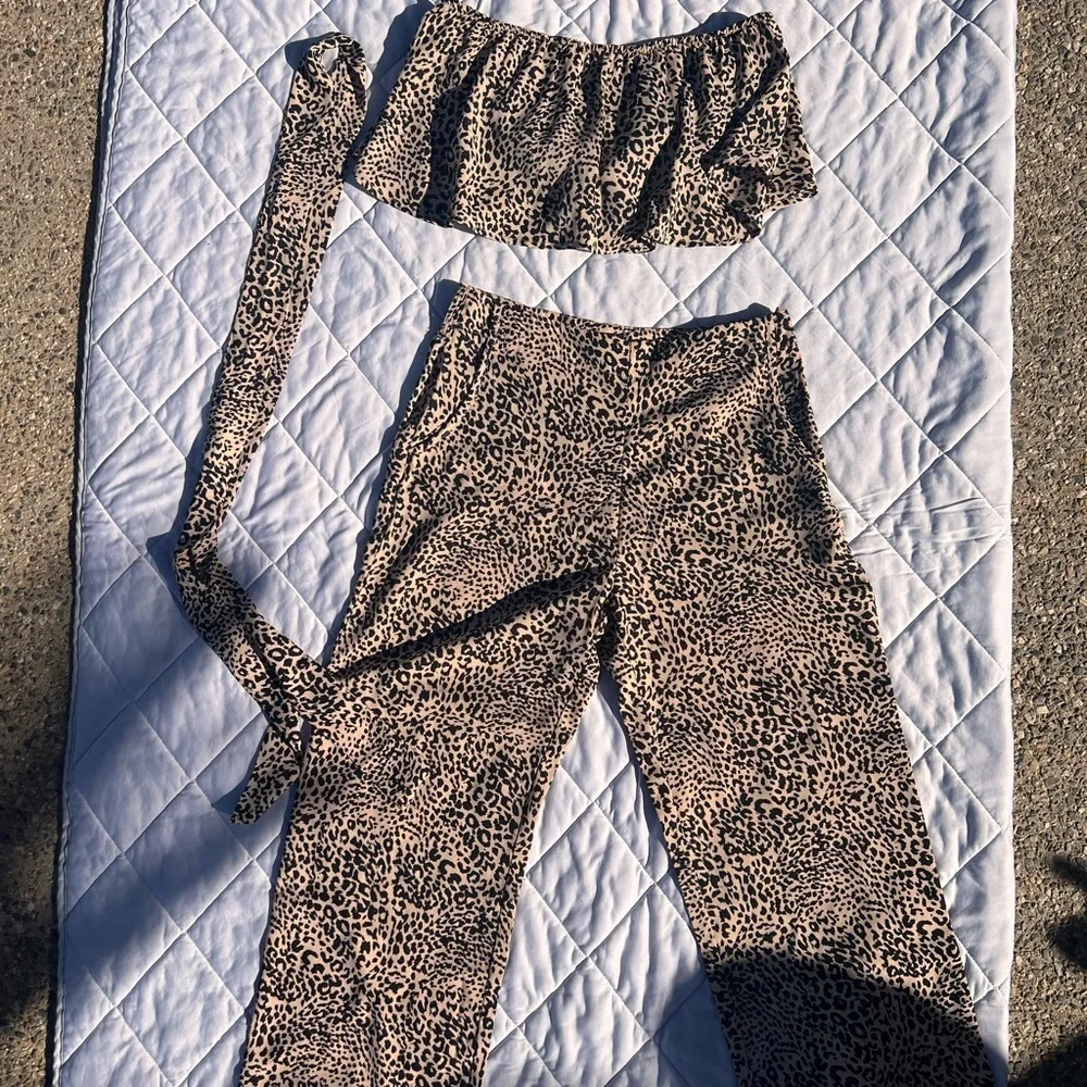 ♥️ Lulu's Black and White Leopard Jumpsuit - Picture 4 of 4